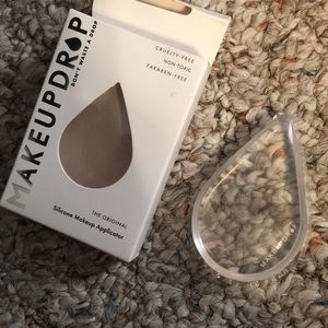Makeup drop silicone applicator
